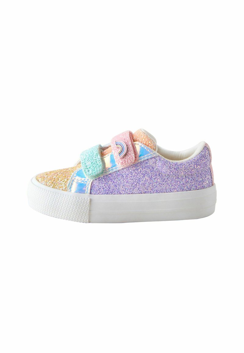 Zapatillas brillantes con un diseño multicolor, que presentan texturas en dorado, azul, rosa y púrpura, con tiras de velcro y una suela de goma blanca.