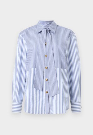 Μπλούζα με κάθετες ρίγες σε μπλε και άσπρο, κουμπιά και λεπτομέρεια με φιόγκο στο λαιμό, με χρυσά κουμπιά και συνδυασμό ριγέ μοτίβων στα μανίκια και το σώμα.