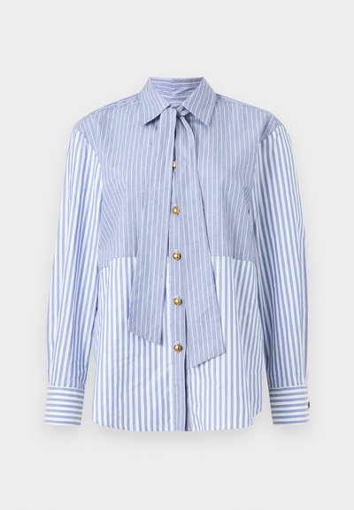 Μπλούζα με κάθετες ρίγες σε μπλε και άσπρο, κουμπιά και λεπτομέρεια με φιόγκο στο λαιμό, με χρυσά κουμπιά και συνδυασμό ριγέ μοτίβων στα μανίκια και το σώμα.