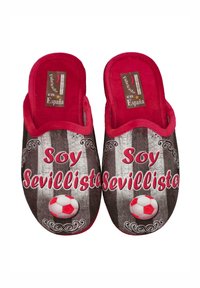 Zapatillas de tela rojas y grises con un gráfico de fútbol y el texto "Soy Sevillista" en letras rojas destacadas. Diseño de suela plana.