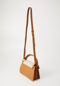Borsa a spalla in pelle marrone con un pannello superiore crema, tracolla regolabile, accessori in oro e una finitura testurizzata. Forma rettangolare compatta.
