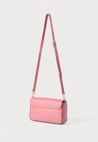 Sac bandoulière en cuir rose avec une forme structurée, fermeture à rabat magnétique et bandoulière ajustable. Des accents en métal doré rehaussent le design.