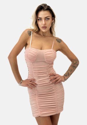 Roze bodyconjurk gemaakt van zachte, rekbare stof met geplooide details, dunne verstelbare bandjes en een nauwsluitend silhouet.