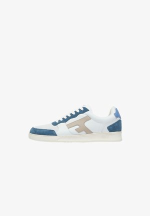 Witte lage sneaker met blauwe suède accenten, een beige logo aan de zijkant, witte veters en een lichtblauw hielstuk op een crème kleurige zool.