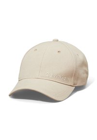 Beige honkbalpet gemaakt van gestructureerde stof, met een gebogen klep en geborduurd "Calvin Klein" logo aan de voorkant. Zes-panelen ontwerp.
