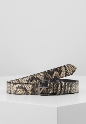 Ceinture en cuir imprimé serpent avec une boucle en métal foncé, posée à plat sur une surface blanche sur un fond gris uni.