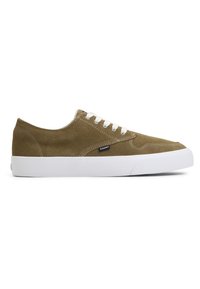 Olivengrønn nubuck sneakers med hvite snøringer og såle, med en hvit søm-detalj og et lite blått merke på siden.