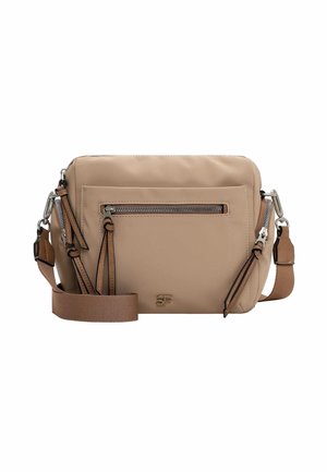 Beige crossbodytas met voorvak met rits, bruine verstelbare band en zilverkleurige metalen details op een witte achtergrond.