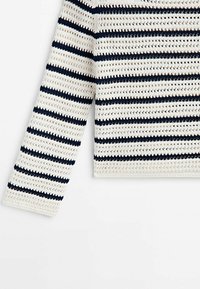 Pull en crochet avec un col large, présentant des rayures horizontales en marine et écru. La texture est légère et respirante avec des mailles ouvertes.