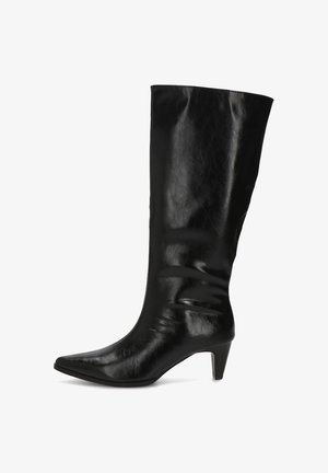 Botas negras hasta la rodilla hechas de cuero liso, con punta afilada, tacón delgado y detalles sutiles recogidos a lo largo de la caña.