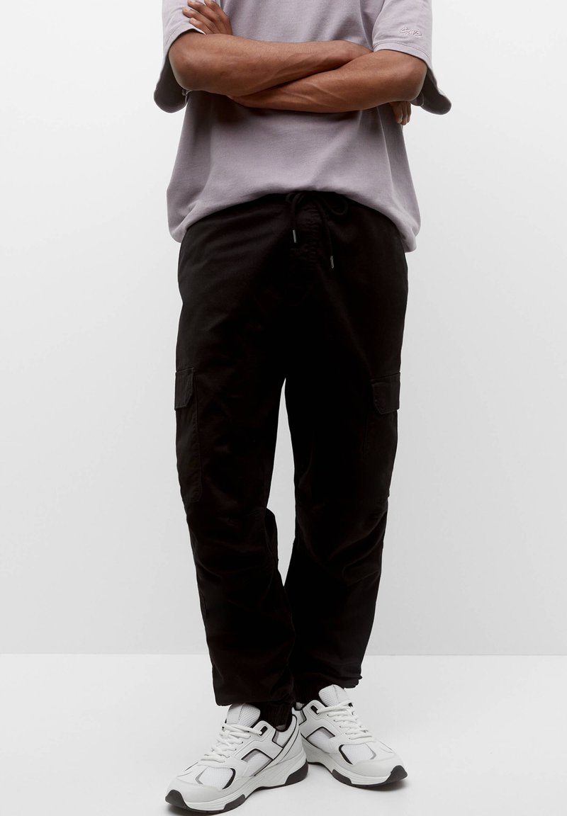 PULL&BEAR BASIC JOGGERS Cargohose black/schwarz Zalando.at