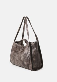 Sac fourre-tout en cuir gris foncé avec une finition douce et légèrement texturée. Dispose de doubles anses et d'un haut froncé avec un accent cousu.