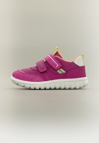 Αθλητικό παπούτσι παιδικό σε ροζ και μωβ χρώμα με δύο ιμάντες με βέλκρο, λευκή σόλα και κίτρινη και πορτοκαλί εσωτερική επένδυση.