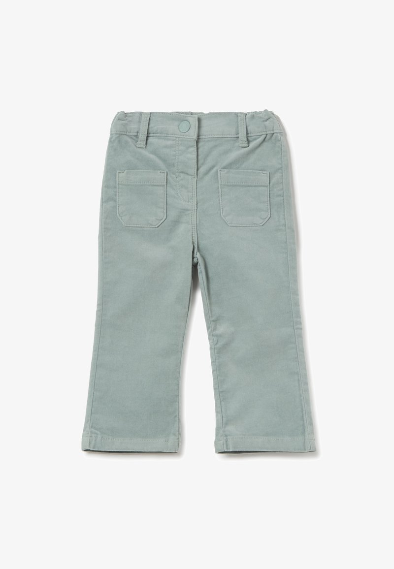 Groene katoenen broek met een recht model, voorzien van een knoopsluiting en twee achterzakken. De stof heeft een zachte textuur.