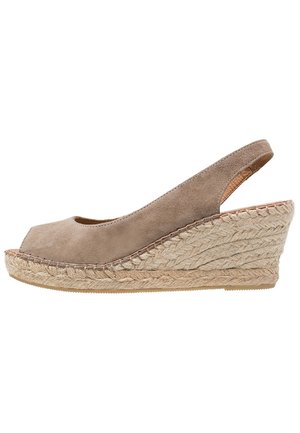 Compensée slingback en daim taupe avec bout ouvert et semelle en jute tressée, talon de hauteur moyenne.