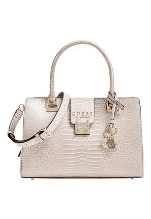 Cremefarbenes, strukturiertes Lederhandtasche von Guess mit oberen Griffen, verstellbarem Schultergurt, goldfarbenem Schloss und dekorativen Logo-Anhängern.