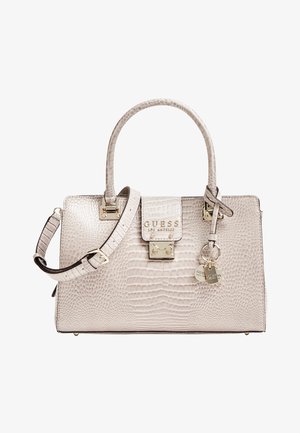 Sac à main Guess en cuir texturé couleur crème avec poignées supérieures, bandoulière réglable, fermoir doré et breloques décoratives avec logo.