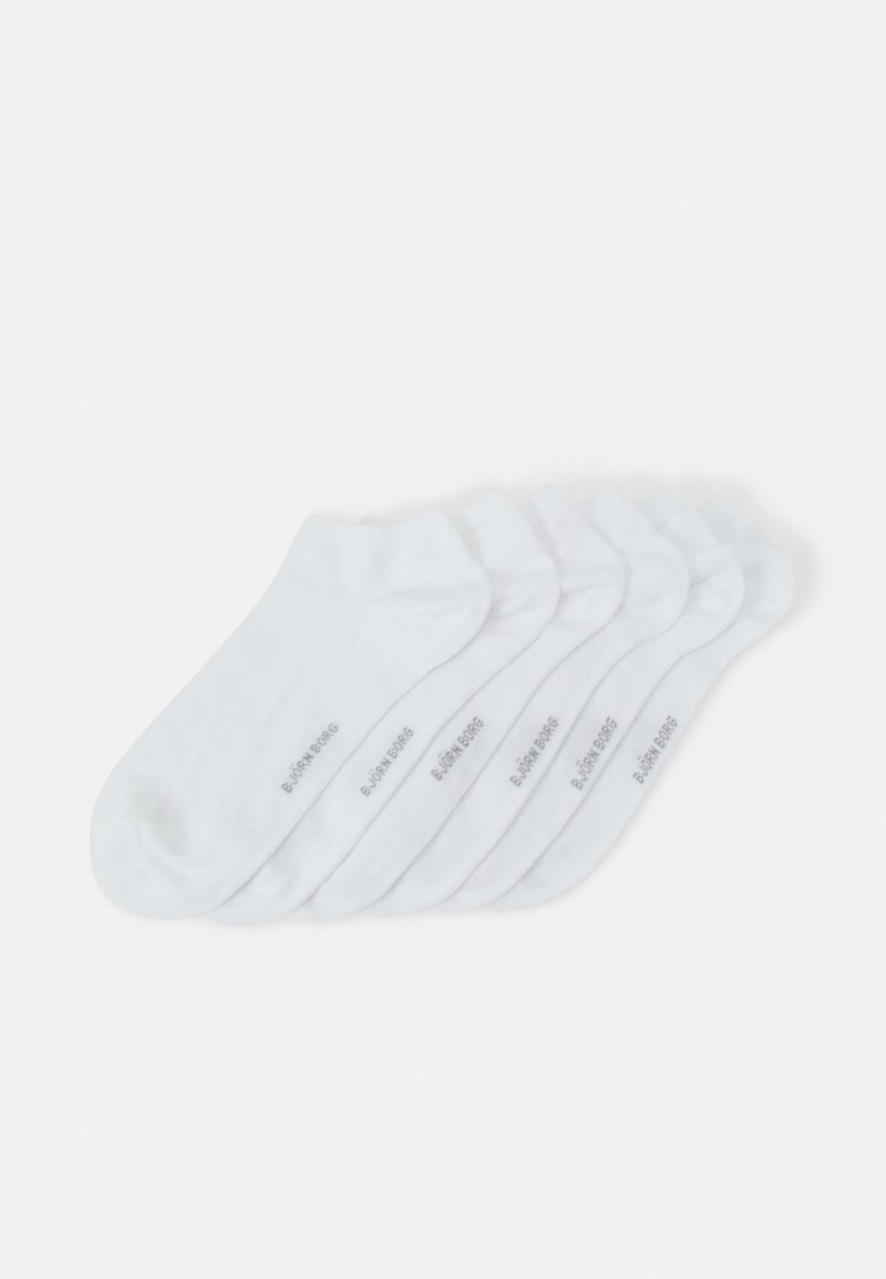 Calcetines blancos de tobillo dispuestos en una fila, con una textura suave y un sutil logo cerca de los puños. Material de mezcla de algodón suave y elástico.