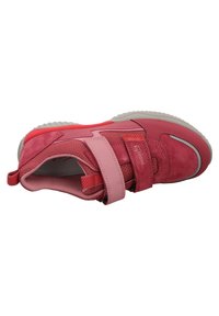 Roter und rosa Schuh aus synthetischem Material mit einem Klettverschluss, strukturierten Wildlederakzenten und einer Gummisohle, mit einer abgerundeten Zehenform und kontrastierenden Details.