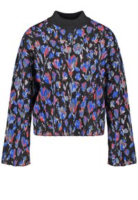 Schwarzer, croppter Pullover mit hohem Kragen, der ein florales Muster in Blau, Rot und Grau aufweist. Weicher Stoff, lange Ärmel und lockere Passform.