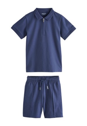 Tmavomodré krátke tričko typu polo s krátkym rukávom a zipsom vpredu, spolu s elastickými šortkami s nastaviteľným pásom na šnúrku.
