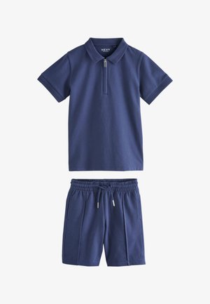 Tricou polo bleumarin cu mâneci scurte, cu fermoar în față, și pantaloni scurți asortați cu talie elastică și șnur ajustabil.