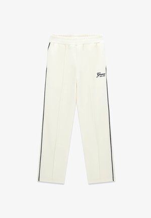 Witte joggingbroek met zwarte zijstrepen en elastische tailleband, met het "Guess EST.1981" logo op het bovenste linkerbeen.