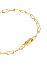 Pulsera de cadena en tono dorado que presenta eslabones alargados, un cierre de langosta seguro y estampada con "925" para indicar el contenido de plata.