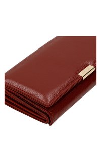 Rode leren portemonnee met een gestructureerd oppervlak, voorzien van een gouden hardware accent. Compacte, rechthoekige vorm met een opvouwontwerp.