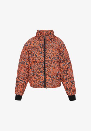 Helle orange Puffjacke mit einem Leopardenmuster in Schwarz und Blau. Hoher Kragen, Frontreißverschluss und schwarze Rippbündchen.