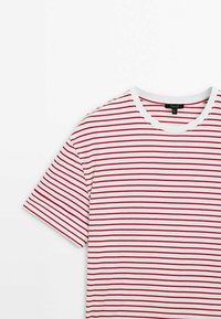 T-shirt blanc col rond avec fines rayures rouges horizontales et manches courtes, posé à plat sur un fond blanc.