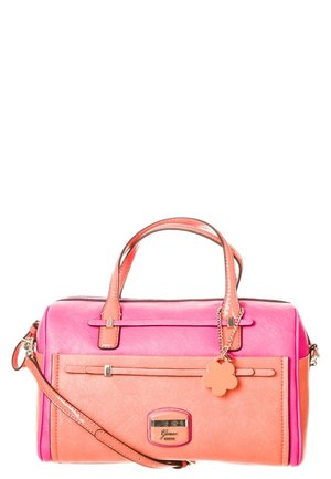 Rechteckige Handtasche in Pink und Koralle mit doppelten Griffen, Fronttasche, abnehmbarem Schultergurt und einem blumenförmigen Anhänger an einer Kette.