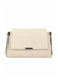 Beige leren schoudertas met een klep sluiting, verticale stiksels en een zilverkleurig kettinghengsel. Gladde textuur, rechthoekige vorm, minimalistisch ontwerp.