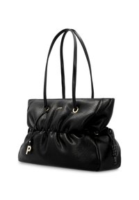 Zwarte leren totebag met een geraffineerd ontwerp, twee lange handvatten, gouden hardware accenten en een kleine 'P' charm eraan bevestigd.