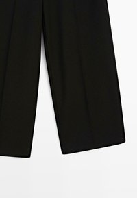 Sorte vidde bukser i et glat, mat stof. Har en høj talje med en ren kant og ingen synlige elementer.