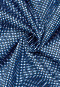 Blau gemusterter Stoff mit einem Gitter aus kleinen Quadraten in hellblauen und braunen Tönen, mit einer glatten Textur und einem weichen Fall.