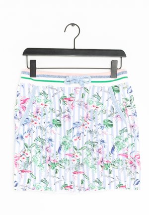 Blomstrede shorts med lodrette blå og hvide striber, grønne og lyserøde blade, sidelommer og snøre i taljen, hængende på en sort bøjle.