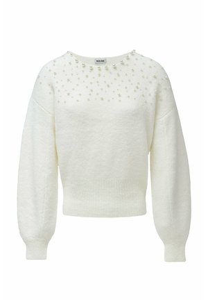 Pull court blanc en tissu doux, avec un col rond, des manches bouffantes et des embellissements de perles décoratives sur le devant.