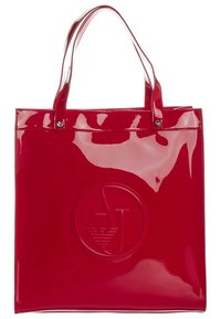 Röd, blank PVC-väskan med två handtag, med en cirkulär präglad logotyp i mitten. Mjuk textur och slank design.