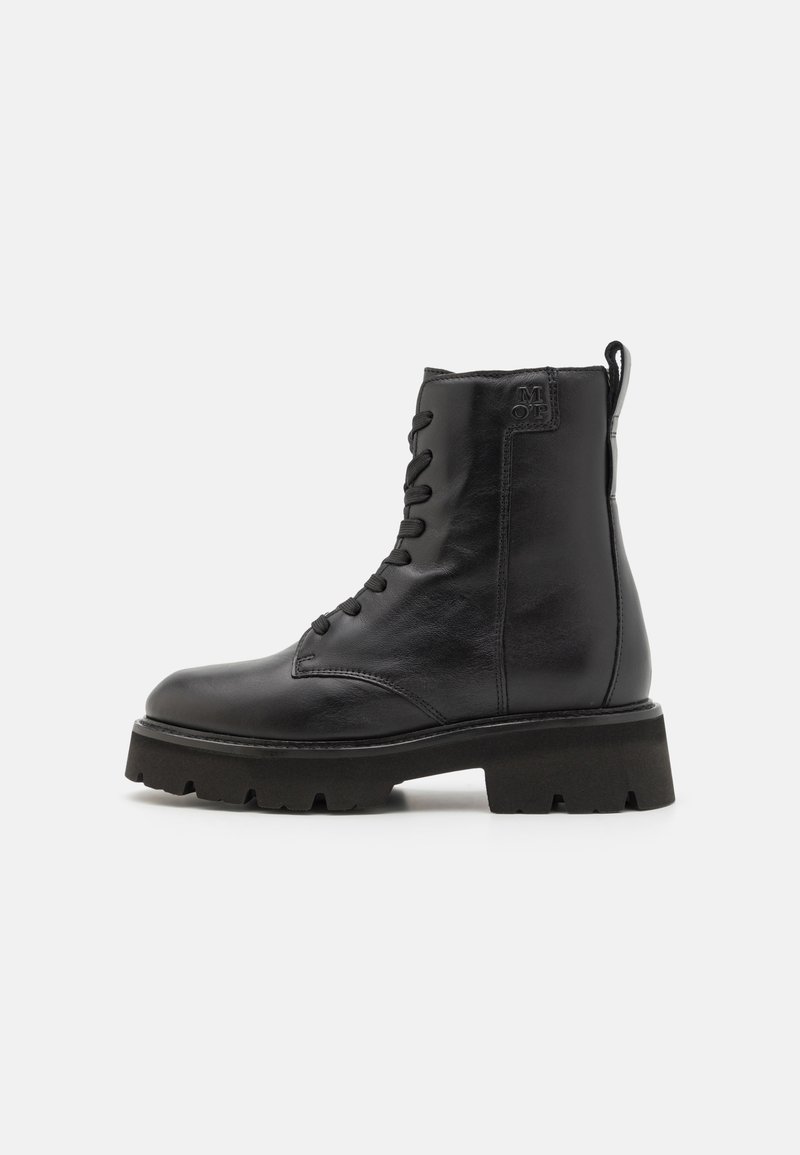 Botte cheville en cuir noir avec un bout arrondi, un laçage à l'avant et une semelle texturée. Comprend une languette et des détails de logo sur le côté.
