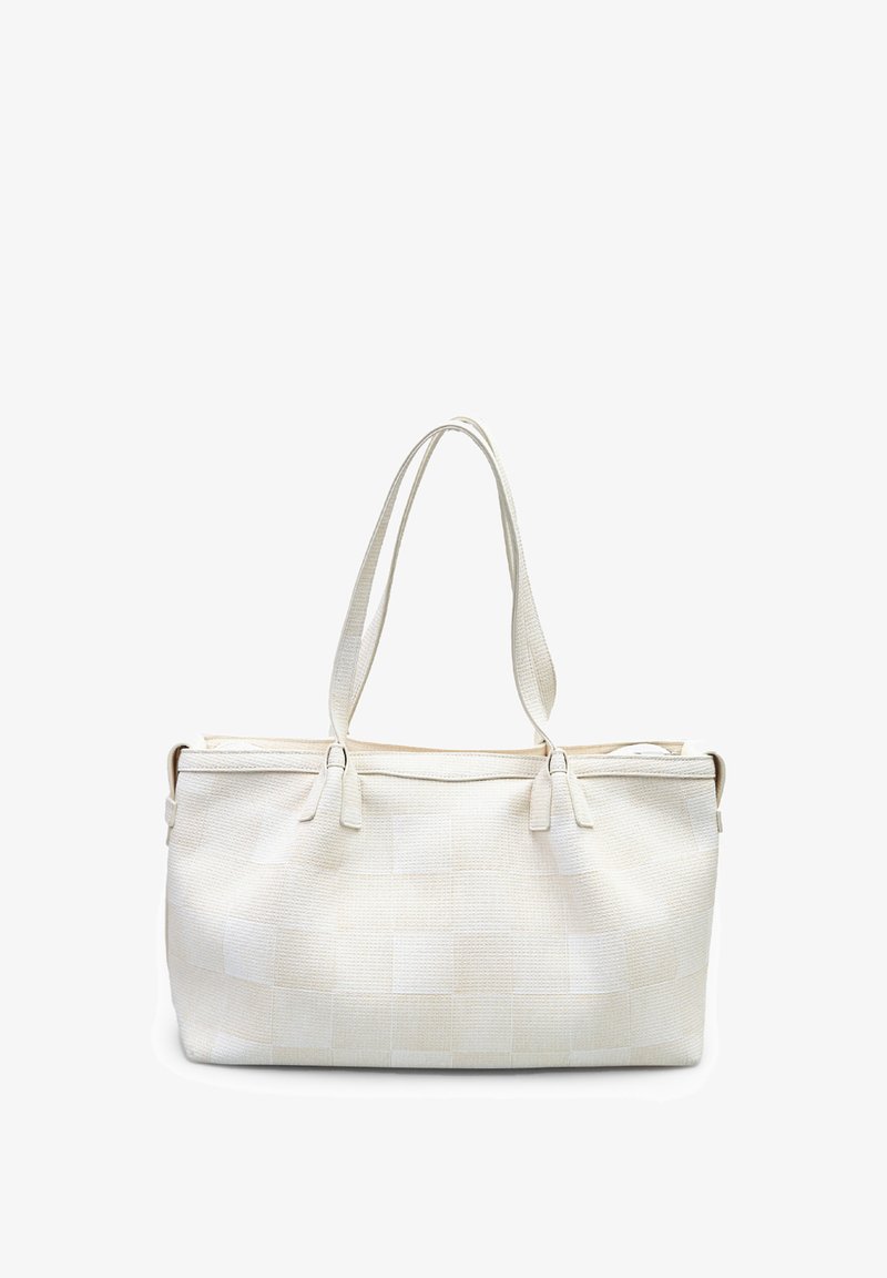 Borsa tote intrecciata bianca con due manici lunghi, forma rettangolare, superficie texturizzata e un sottile motivo a scacchi. Chiusura superiore con zip.