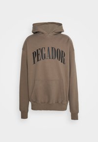 Felpa con cappuccio marrone con tasca a marsupio, con logo nero stampato "PEGADOR" in un design arcuato sul petto. Texture morbida, vestibilità casual.