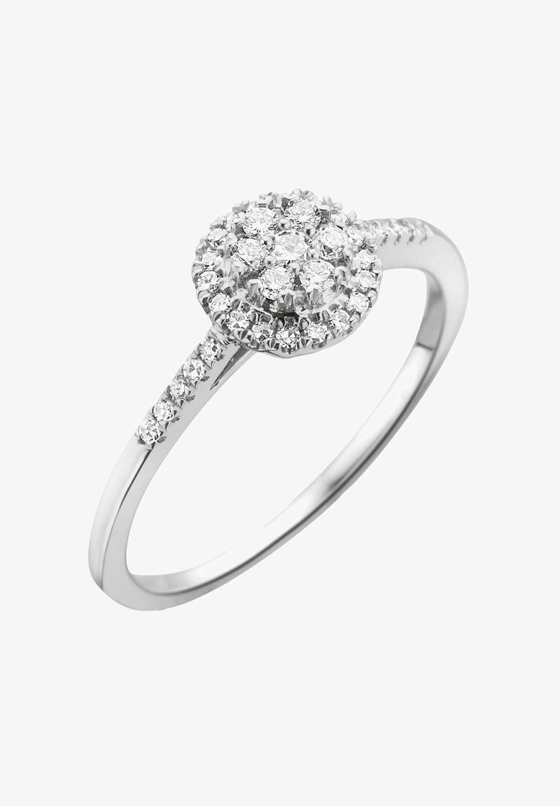 Platinasti prstan s krožnim grozdom diamantov v halo dizajnu, z sijočo zanko in majhnimi diamanti, vgrajenimi vzdolž šanka.