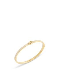 Guldarmband med en slät, tunn design. Har en minimalistisk vit accent och en liten cirkulär lås för säker stängning.