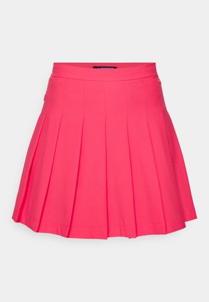Różowa plisowana spódnica z płaskim pasem. Wykonana z miękkiego materiału, z wieloma fałdami w kształcie noża i gładką fakturą.