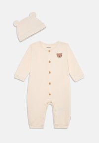 Krèmfarga baby romper med lange ermer, ribbet tekstur, brun bjørneapplikasjon, treknapper og matchende lue med bjørneører.