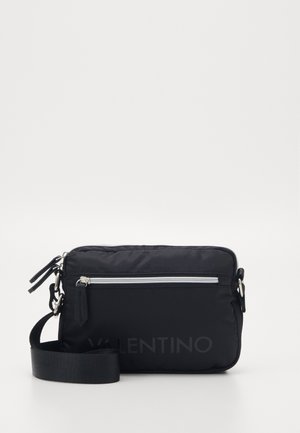 Sac bandoulière rectangulaire noir avec poche zippée à l'avant et sangle ajustable, arborant un logo Valentino subtil sur le devant.