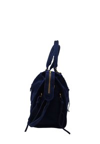 Sac à main en daim bleu marine avec une poignée supérieure, quincaillerie dorée, fermeture éclair et détails à cordon. Texture douce et forme structurée.