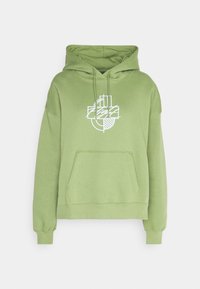 Sweat à capuche vert clair avec poche avant et motif graphique abstrait blanc sur la poitrine.