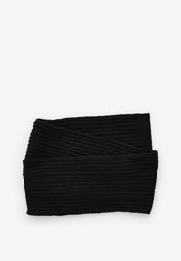 Svart stickad pannband med ribbad textur och tvinnad design, tillverkat av ett mjukt tyg. Mäter ungefär 20 cm i bredd.